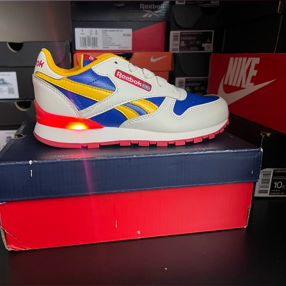 🚫SOLD OUT🚫Kids Reebok with lights - Picture 2 of 6